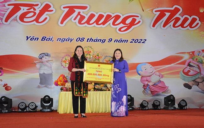Đồng chí Phó Chủ tịch nước Võ Thị Ánh Xuân trao tặng 400 triệu đồng của Quỹ Bảo trợ trẻ em Việt Nam cho trẻ em có hoàn cảnh đặc biệt khó khăn tỉnh Yên Bái.