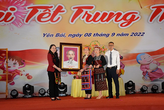 Đồng chí Phó Chủ tịch nước Võ Thị Ánh Xuân trao tặng Trường Phổ thông dân tộc nội trú THCS huyện Văn Yên bức tranh chân dung Chủ tịch Hồ Chí Minh.