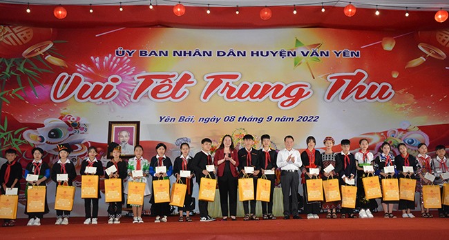 Phó Chủ tịch nước Võ Thị Ánh Xuân tặng 20 suất học bổng cho học sinh trường Phổ thông dân tộc nội trú THCS huyện Văn Yên.