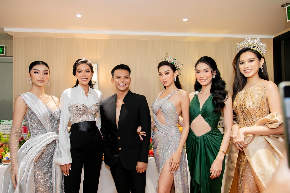 Minh Tú cho biết có rất nhiều đàn em cô từng làm việc chung dự thi “Miss Grand Vietnam 2022“, nhưng điều đó không có nghĩa là cô sẽ ưu ái cho những gương mặt đó. Ảnh: NSCC.