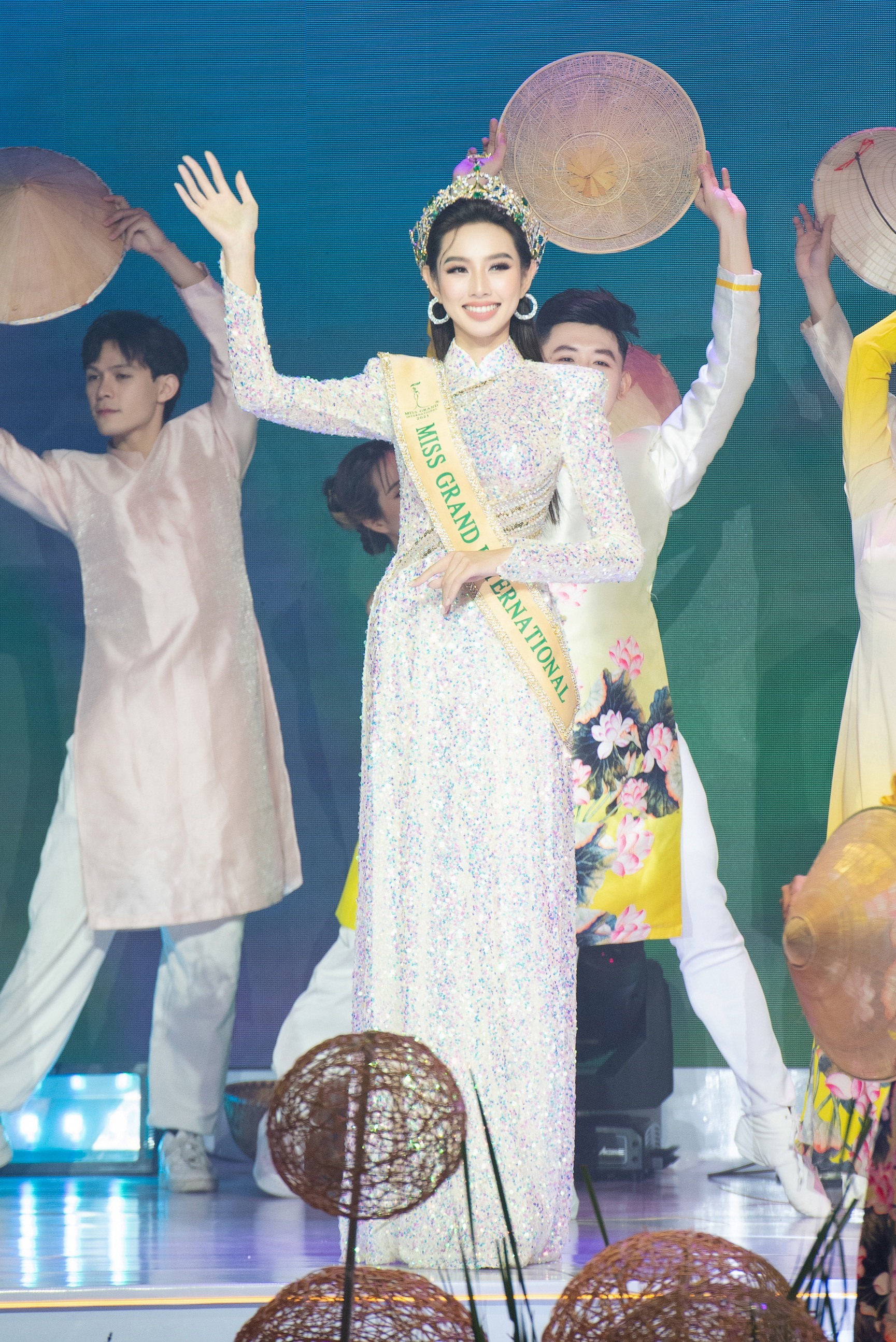 Thùy Tiên xuất hiện rạng rỡ cùng dàn hoa hậu Đông Nam Á. Ảnh: NSCC.