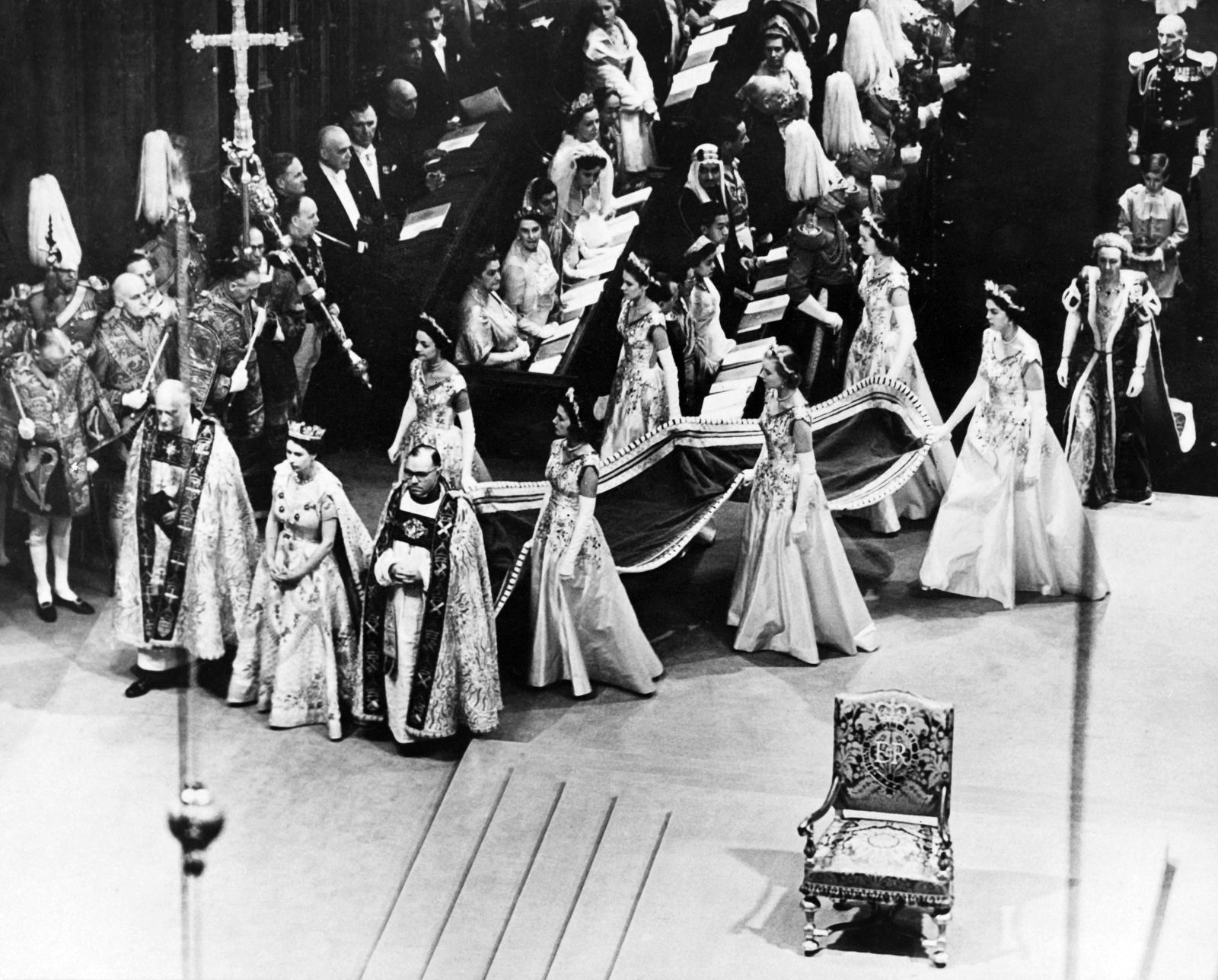 Lễ đăng quang của Nữ hoàng Elizabeth II, tháng 2.1952, khi cha bà qua đời vì bệnh ung thư phổi ở tuổi 56. Tại đây, bà bước tới bàn thờ trong lễ đăng quang vào ngày 2 tháng 6 năm 1953.AFP / Getty Images