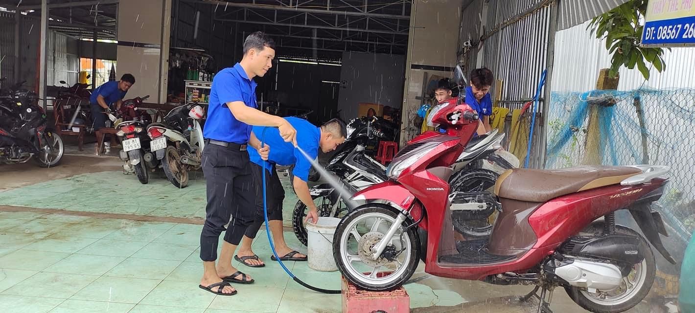 Các bạn trẻ hăng hái tham gia hoạt động rửa xe  gây quỹ. Ảnh: PV