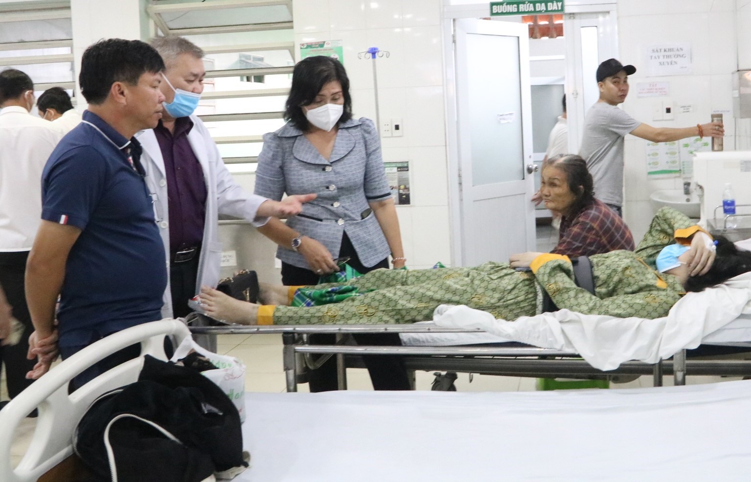 Lãnh đạo thành phố Thuận An thăm nạn nhân bị thương tại Bệnh viện Đa khoa An Phú.