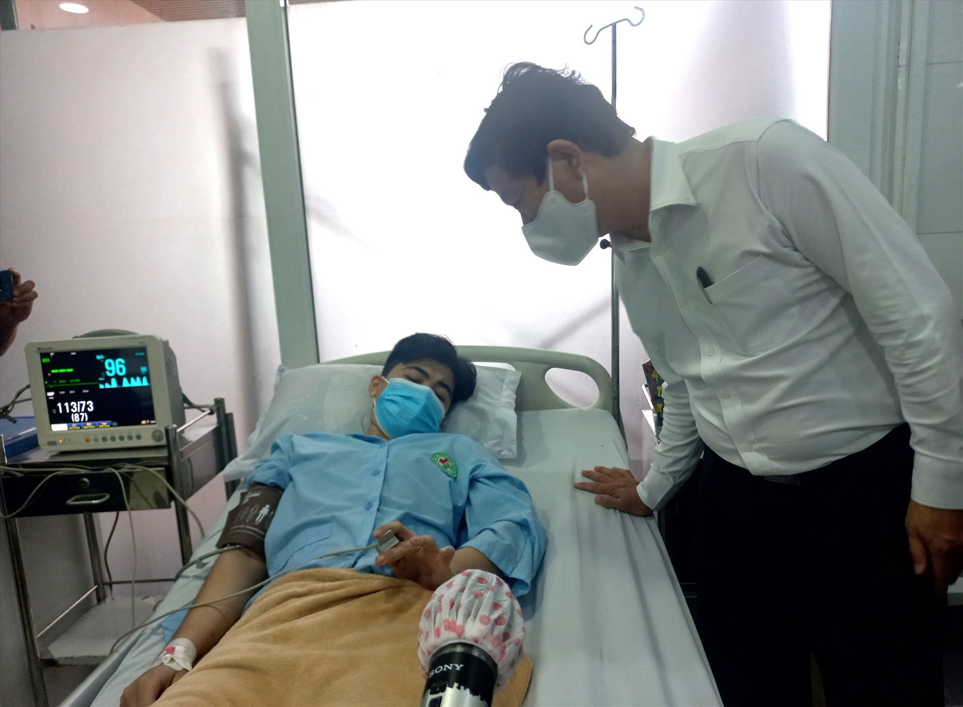 Ông Võ Văn Minh - Chủ tịch UBND tỉnh Bình Dương thăm và trao hỗ trợ cho nạn nhân bị thương ở bệnh viện. Ảnh: Đình Trọng