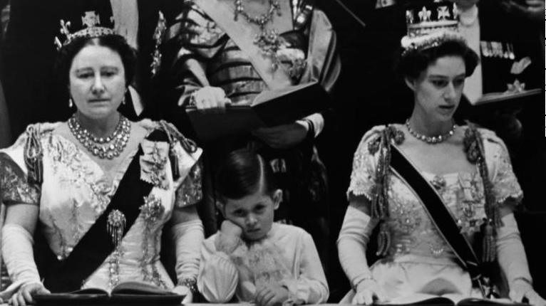 Hoàng tử Charles dự lễ đăng quang của Nữ hoàng Elizabeth II (trái) năm 1953 cùng dì Margaret. Ảnh: Buckingham