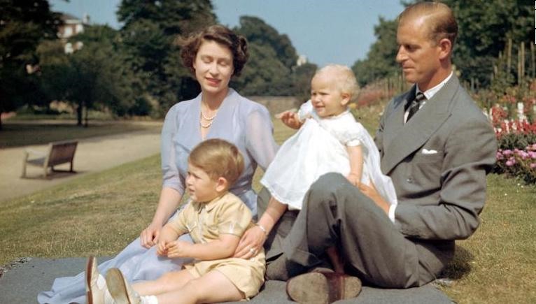 Công chúa Elizabeth cùng chồng, Hoàng tế Philip và các con - Hoàng tử Charles và Công chúa Anne, tháng 8.1951. Ảnh: Buckingham