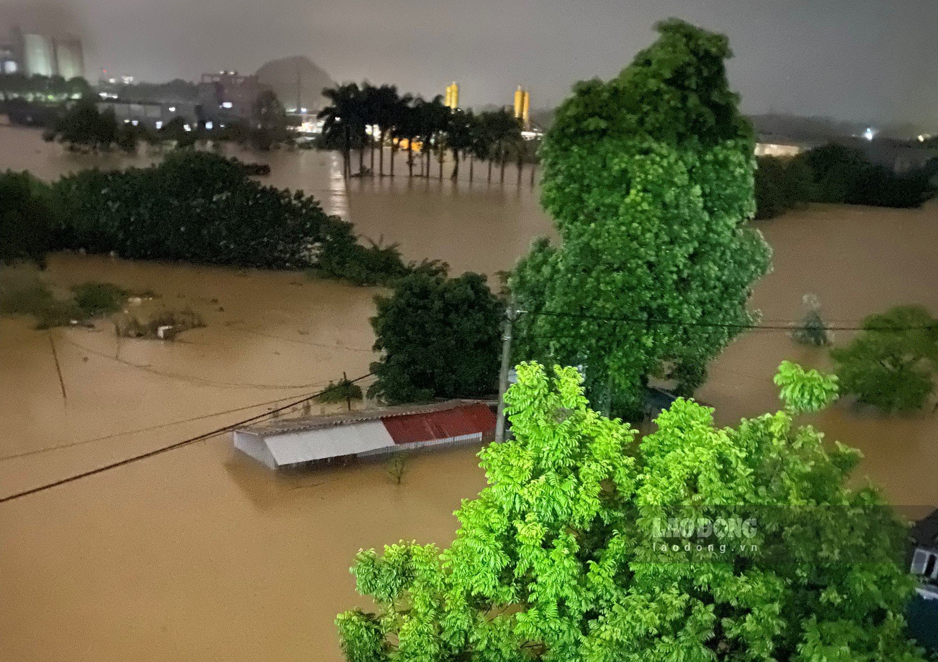 Mưa lớn khiến nhiều khu vực ven sông Bùi đoạn qua huyện Lương Sơn bị cô lập.