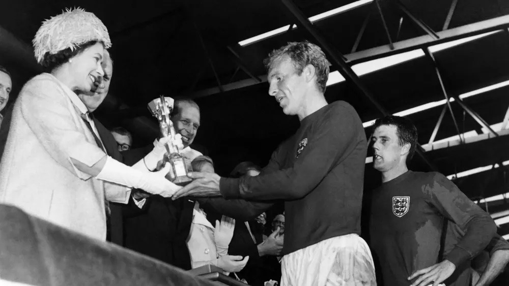 Nữ hoàng Elizabeth trao cúp cho đội tuyển Anh tại World Cup 1966. Ảnh: Goal