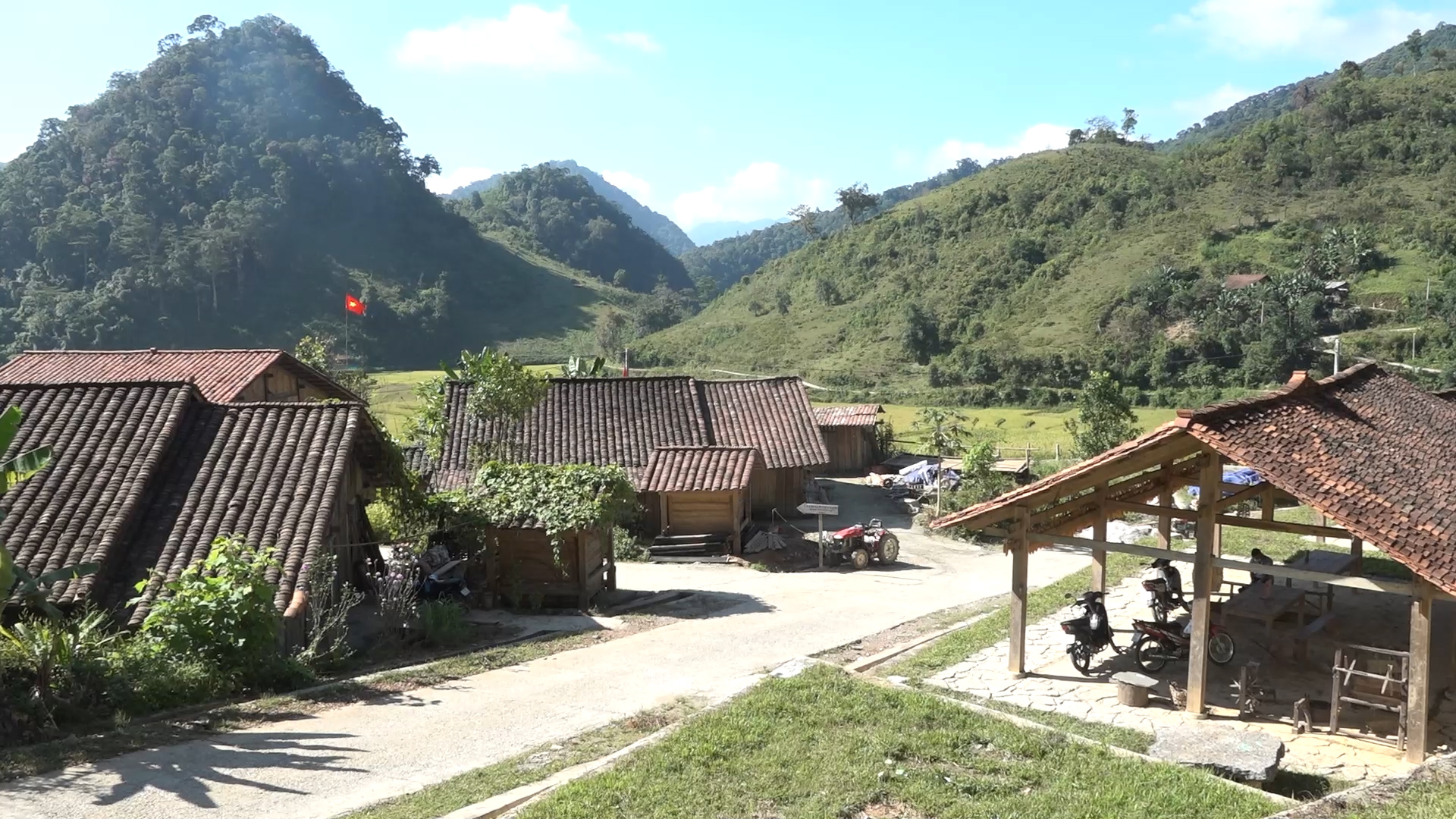 Những mái nhà âm dương của bà con Dao Tiền. Ảnh: Du lịch Cao Bằng.