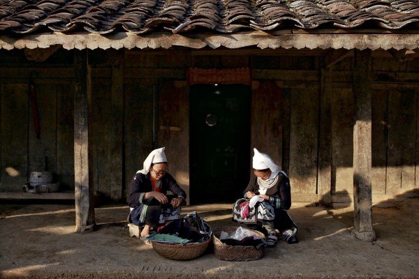 Người dân còn giữ nghề thêu thổ cẩm. Ảnh: Du lịch Cao Bằng.