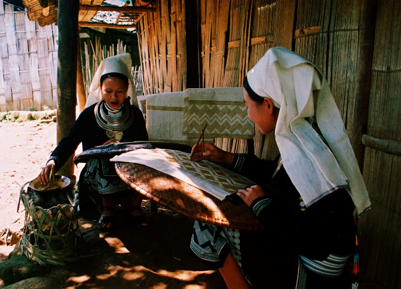 Sáp ong được in lên trang phục với nhiều hao văn khác nhau. Ảnh: Du lịch Cao Bằng.