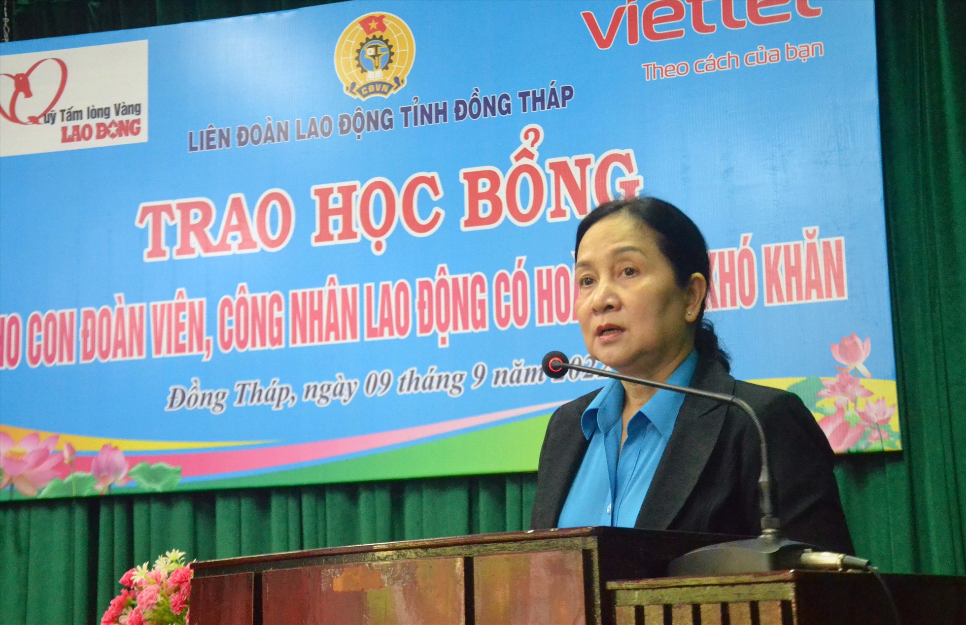 Phó Chủ tịch LĐLĐ tỉnh Đồng Tháp Nguyễn Thị Thu Ba phát biểu tại buổi lễ trao học bổng Quỹ Tấm lòng vàng. Ảnh: LT