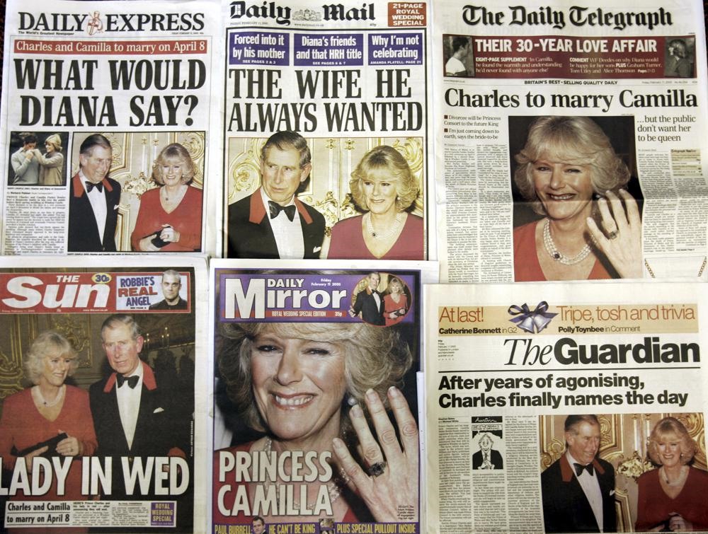 Trang nhất của các tờ báo Anh đăng tin về lễ đính hôn giữa Thái tử Charles và Camilla Parker Bowles, thứ Sáu ngày 11.2.2005. Ảnh: AP