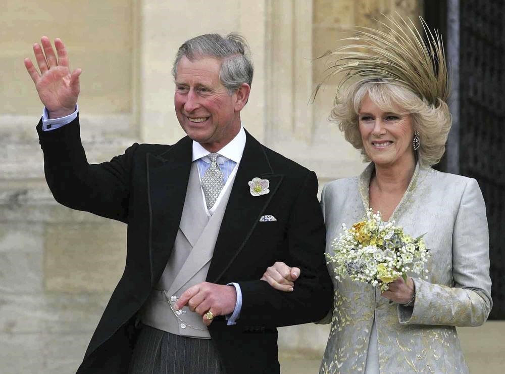 Thái tử Charles và vợ mới cưới Camilla, Nữ công tước xứ Cornwall, ngày 9.4.2005. Ảnh: AP