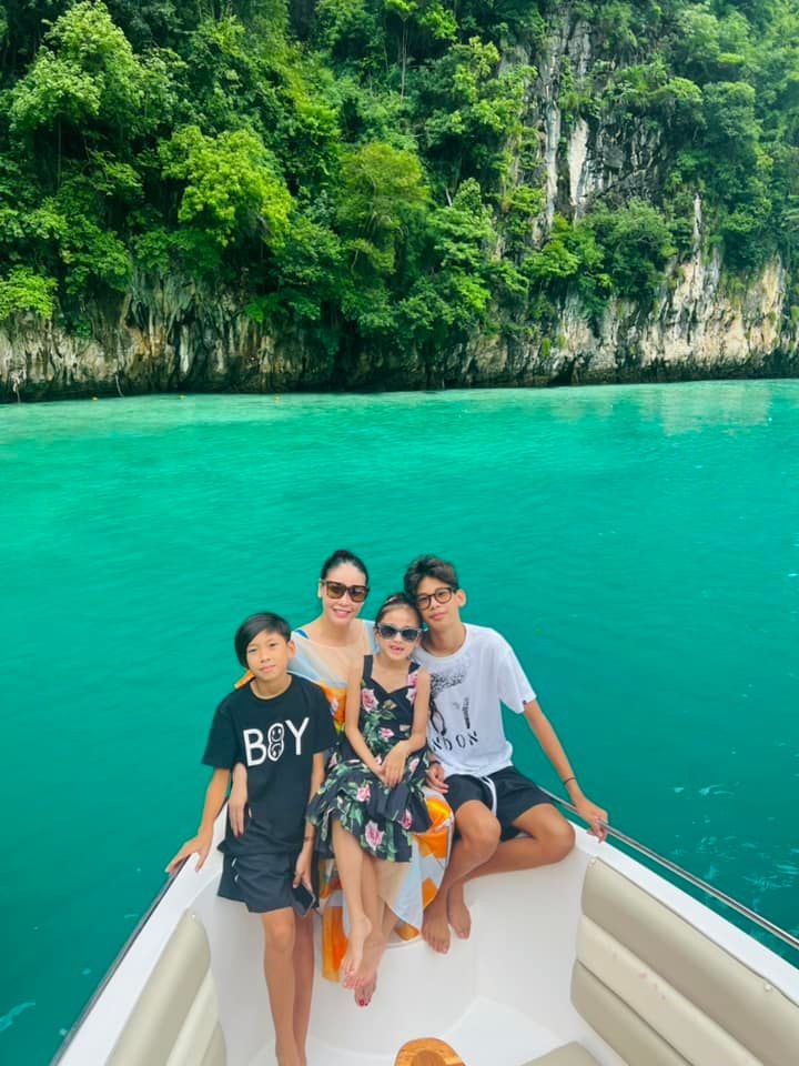 Gia đình Hà Kiều Anh chiêm ngưỡng vẻ đẹp của nơi từng là bối cảnh của “The Beach” - bộ phim có sự góp mặt của diễn viên Hollywood Leonardo DiCaprio đóng chính năm 2000.