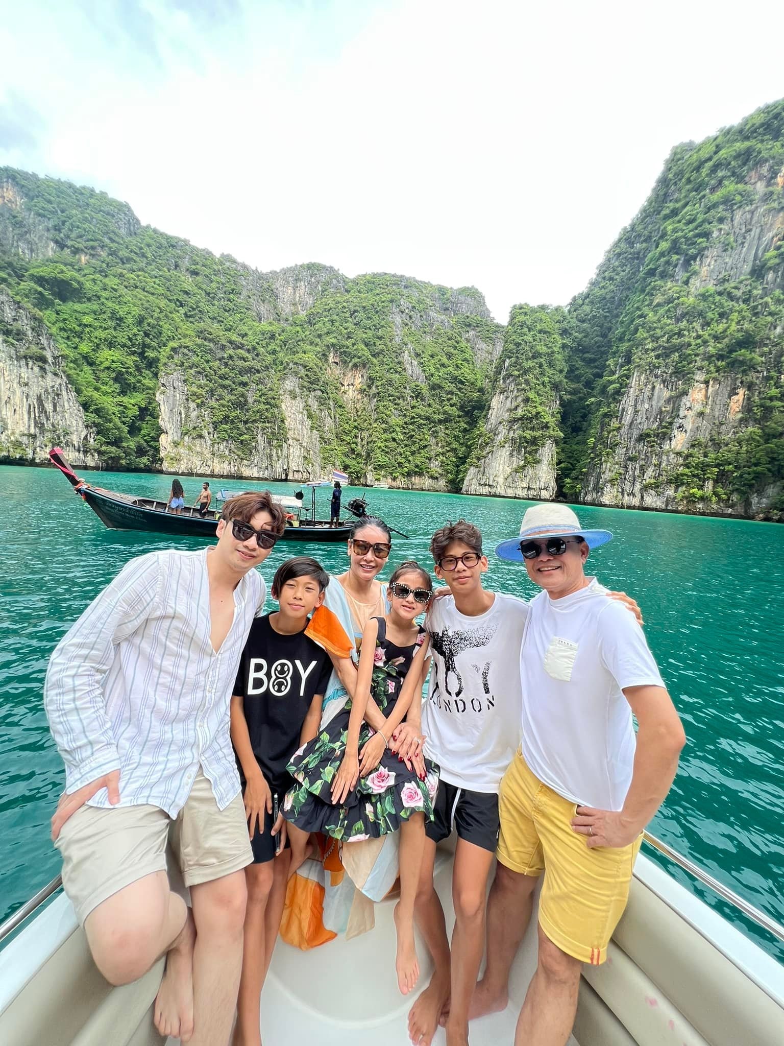 Mới đây, Hoa hậu Hà Kiều Anh chia sẻ khoảnh khắc cùng gia đình đi du lịch Phuket - “đảo thiên đường” của Thái Lan sau gần 30 năm.