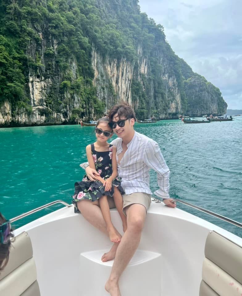 Phuket là tỉnh nhỏ nằm ở phía Nam của Thái Lan, cách thủ đô Bangkok khoảng hơn 1 giờ bay. Tỉnh gồm hòn đảo lớn nhất (đảo Phuket) và 32 hòn đảo nhỏ khác nằm rải rác xung quanh.