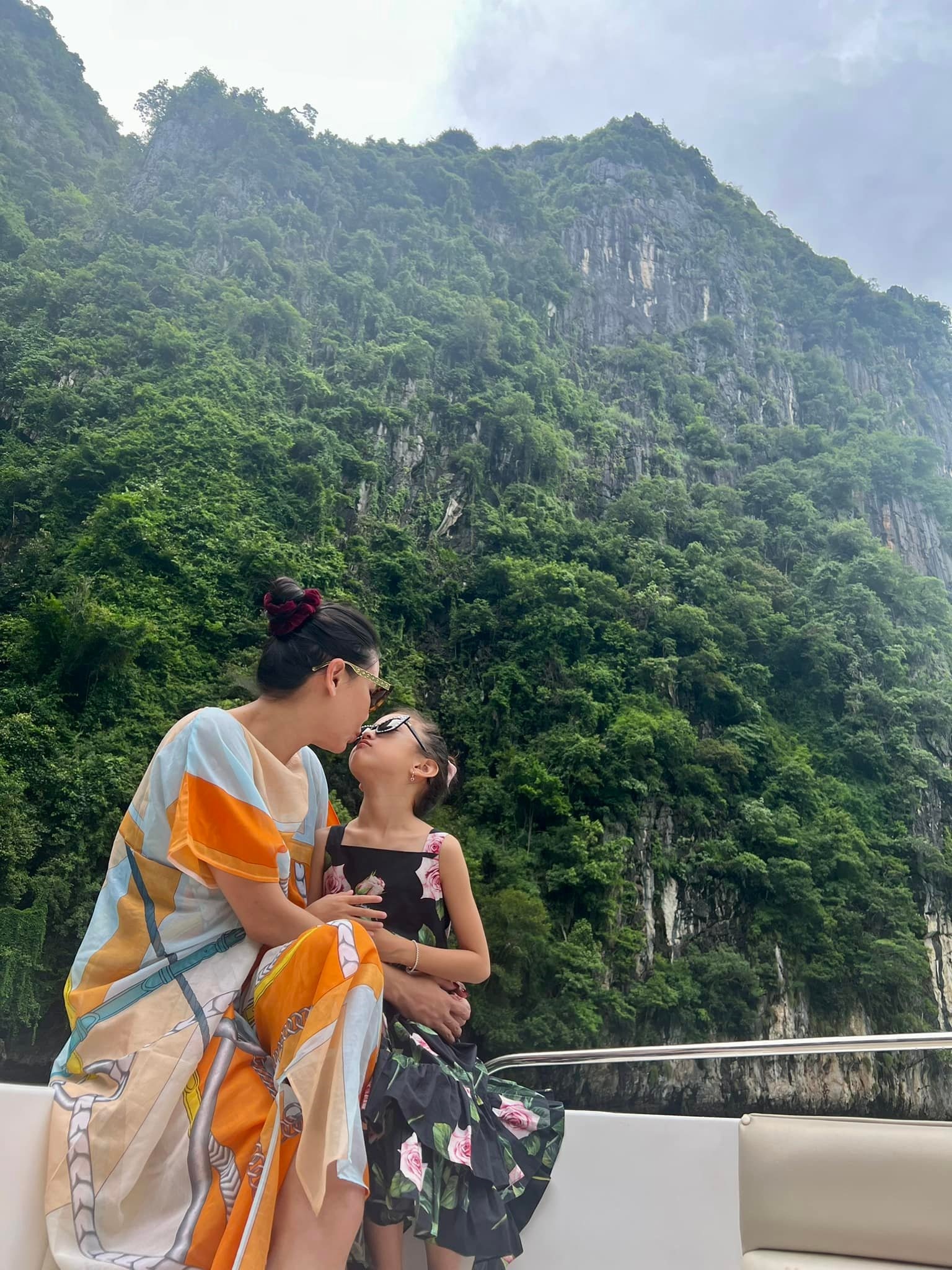 Hà Kiều Anh cho biết cô khá bất ngờ khi phải vượt qua 1h30 phút giữa sóng lớn, ngồi tàu như đang chơi trò cảm giác mạnh.