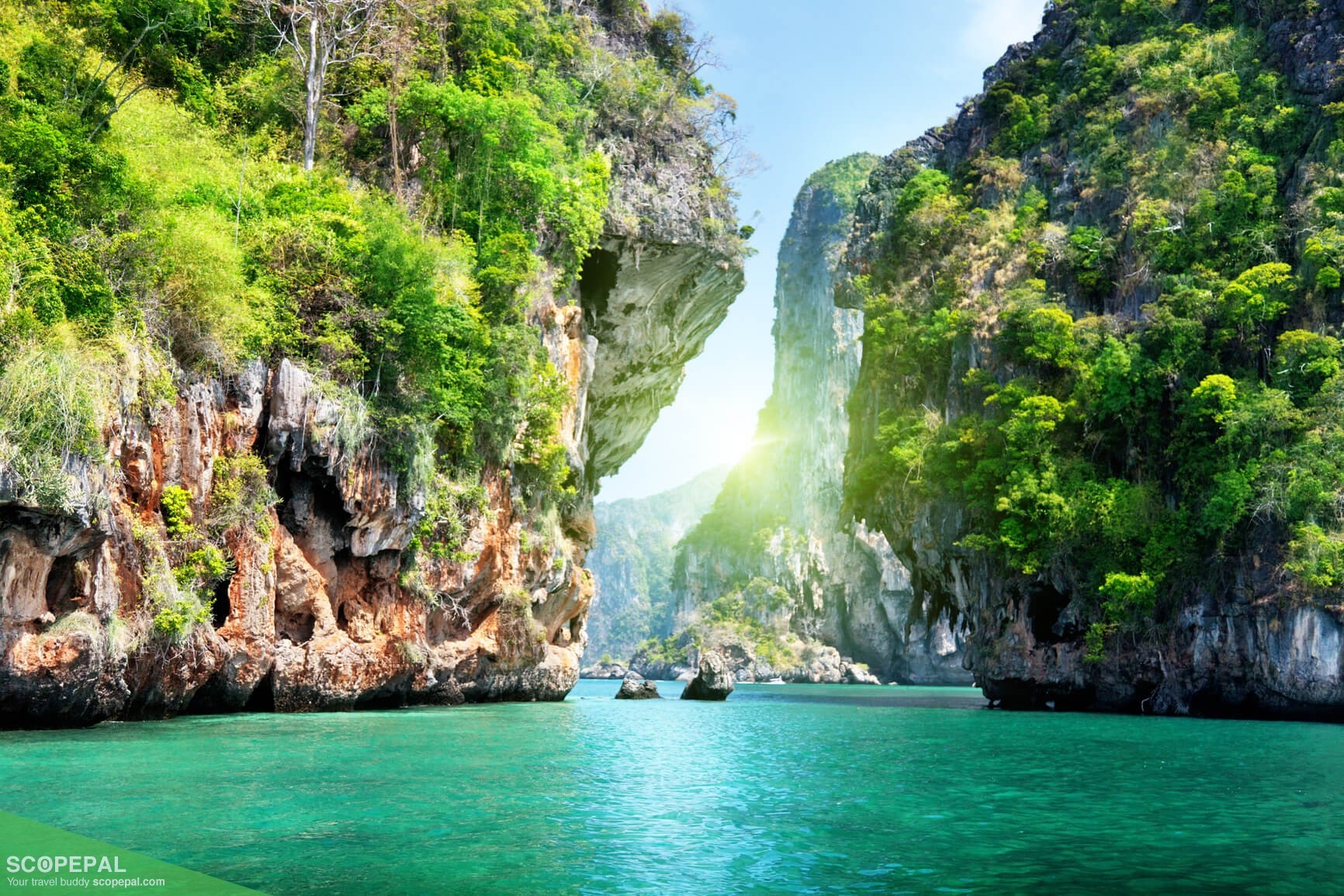 Đến Phuket, du khách có thể ghé thăm các điểm du lịch nổi tiếng như đảo Phi Phi, vịnh Phang Nga, Old Town Phuket, Chùa Wat Chalong, Simon Phuket Cabaret show... Ảnh: Chudu24