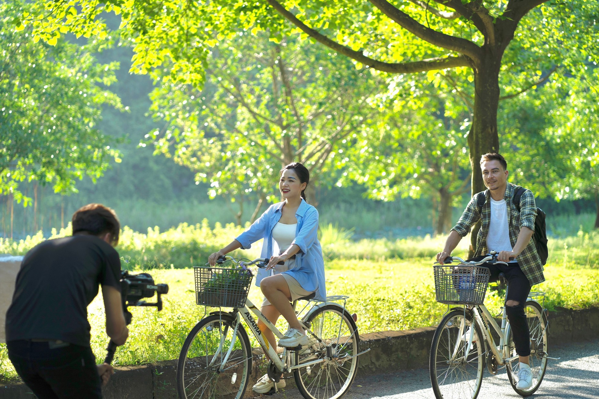 Du khách có thể thuê xe đạp tại các nhà hàng ven bến thuyền để trải nghiệm đạp xe trên cung đường cây bồ đề. Thời điểm lý tưởng là sáng sớm, từ 6h-7h, khi ánh nắng vàng xiên qua tán lá, không khí mát lạnh. Nhiều đoạn đường chạy qua hồ sen rất đẹp mắt.