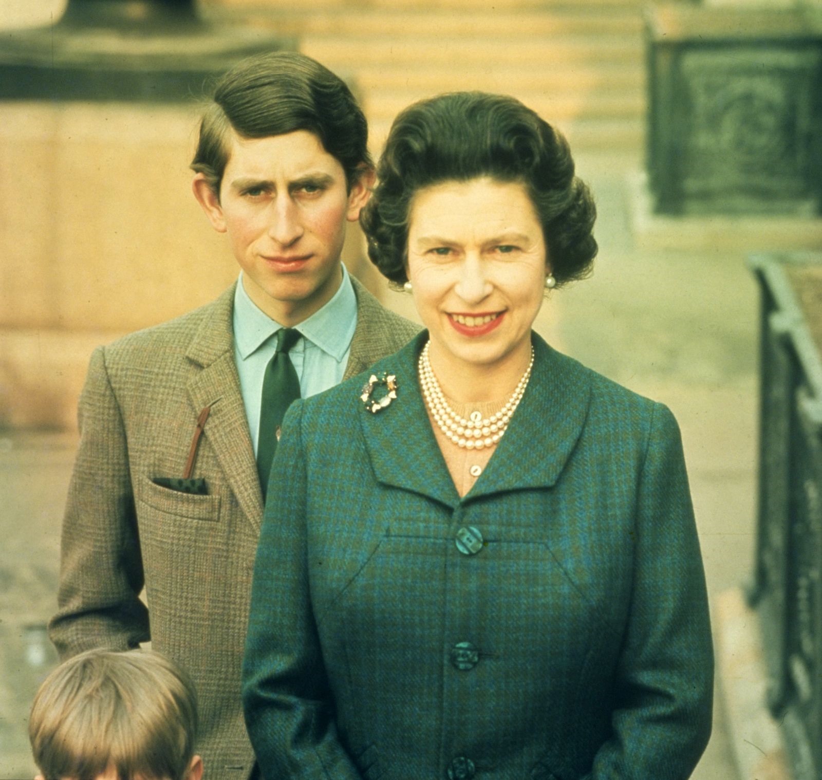 Nữ hoàng Elizabeth II với con trai lớn của bà, Thái tử Charles, năm 1969. Thái tử Charles trở thành Vua Charles III sau khi Nữ hoàng qua đời. Ảnh: Getty