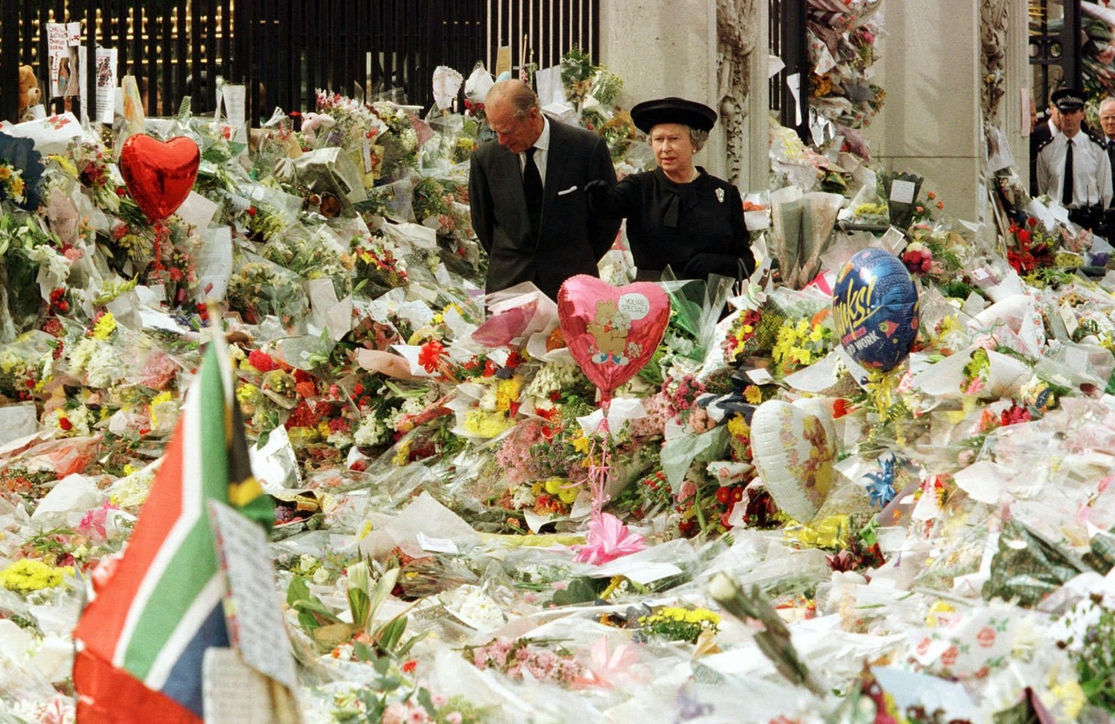 Nữ hoàng và Hoàng thân Philip tưởng nhớ Công nương Diana sau cái chết bi thảm của bà vào năm 1997. Ảnh: AP