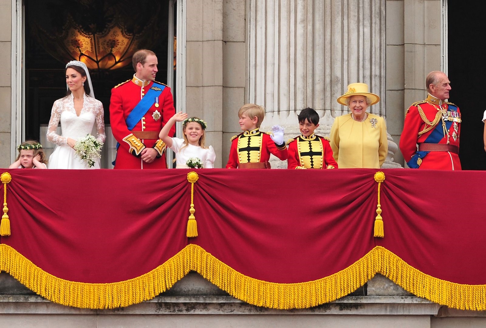 Nữ hoàng chào đón đám đông từ ban công của Cung điện Buckingham vào tháng 4 năm 2011. Cháu trai của bà, Hoàng tử William kết hôn với Catherine Middleton. Ảnh: Getty