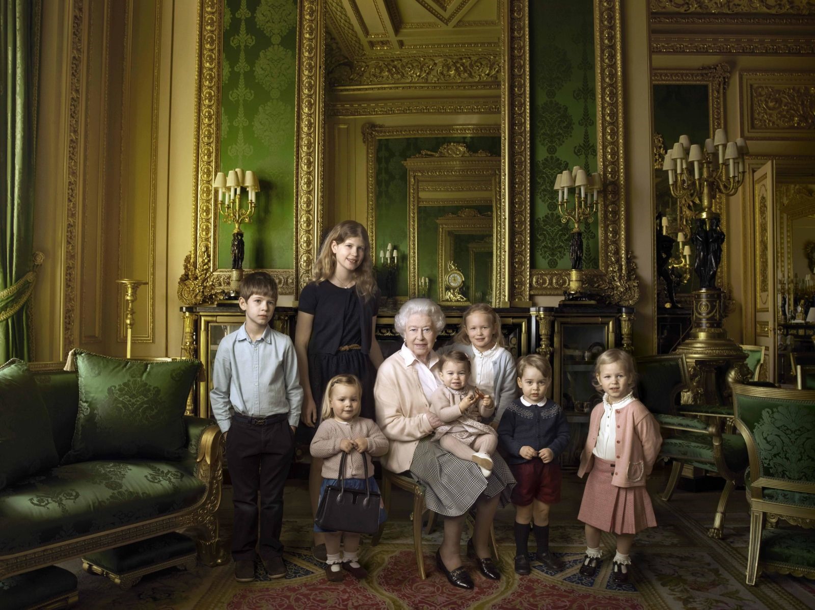 Nữ hoàng chụp ảnh cùng 5 chắt và hai cháu út, tháng 4 năm 2016. Ảnh: Zuma Press