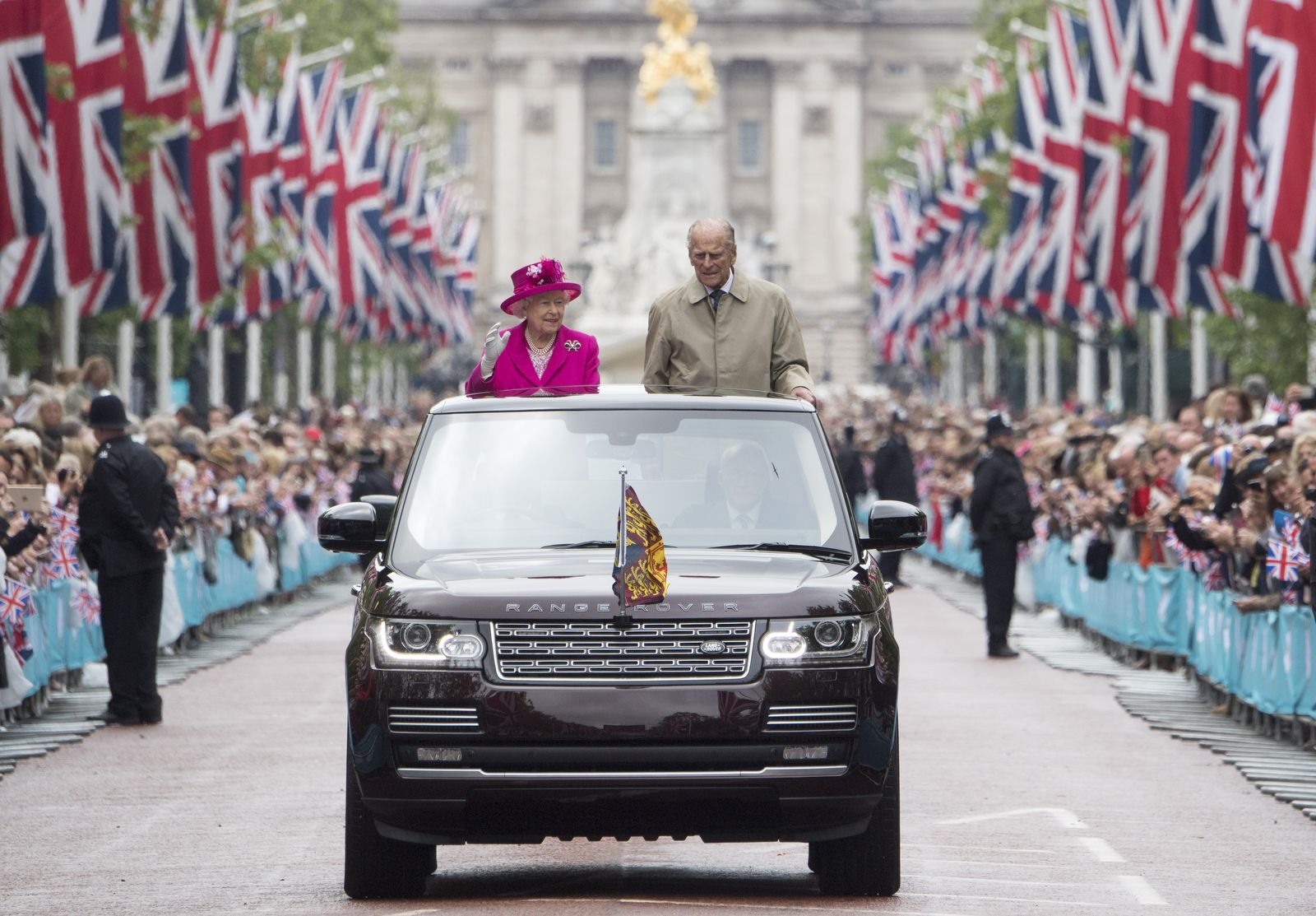Nữ hoàng và Hoàng thân Philip vẫy tay chào những vị khách ở London dự lễ kỷ niệm sinh nhật lần thứ 90 của bà vào năm 2016. Ảnh: Getty
