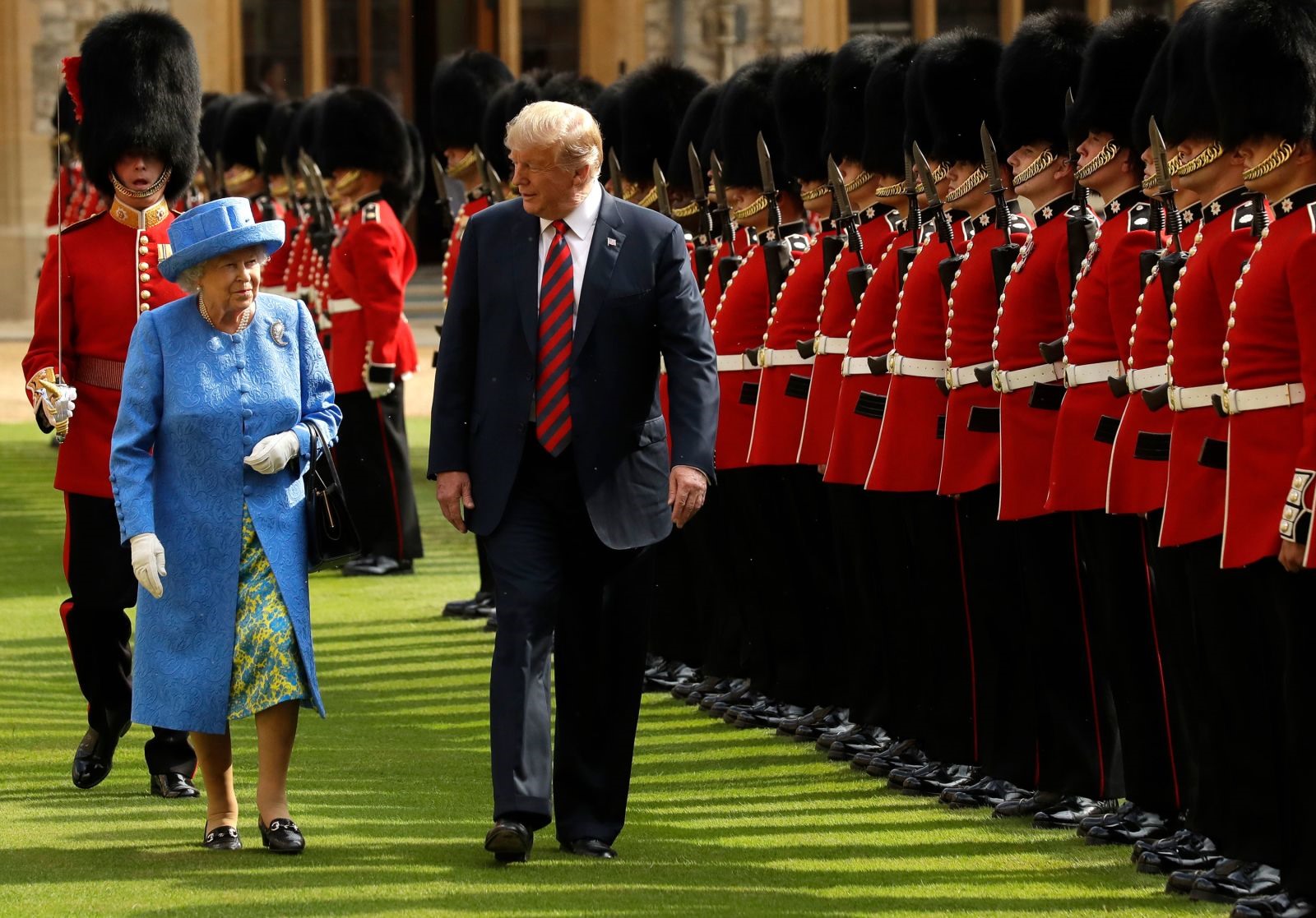 Nữ hoàng và Tổng thống Mỹ Donald Trump duyệt đội danh dự trong chuyến thăm của ông Trump đến Lâu đài Windsor vào tháng 7 năm 2018. Ảnh: Getty