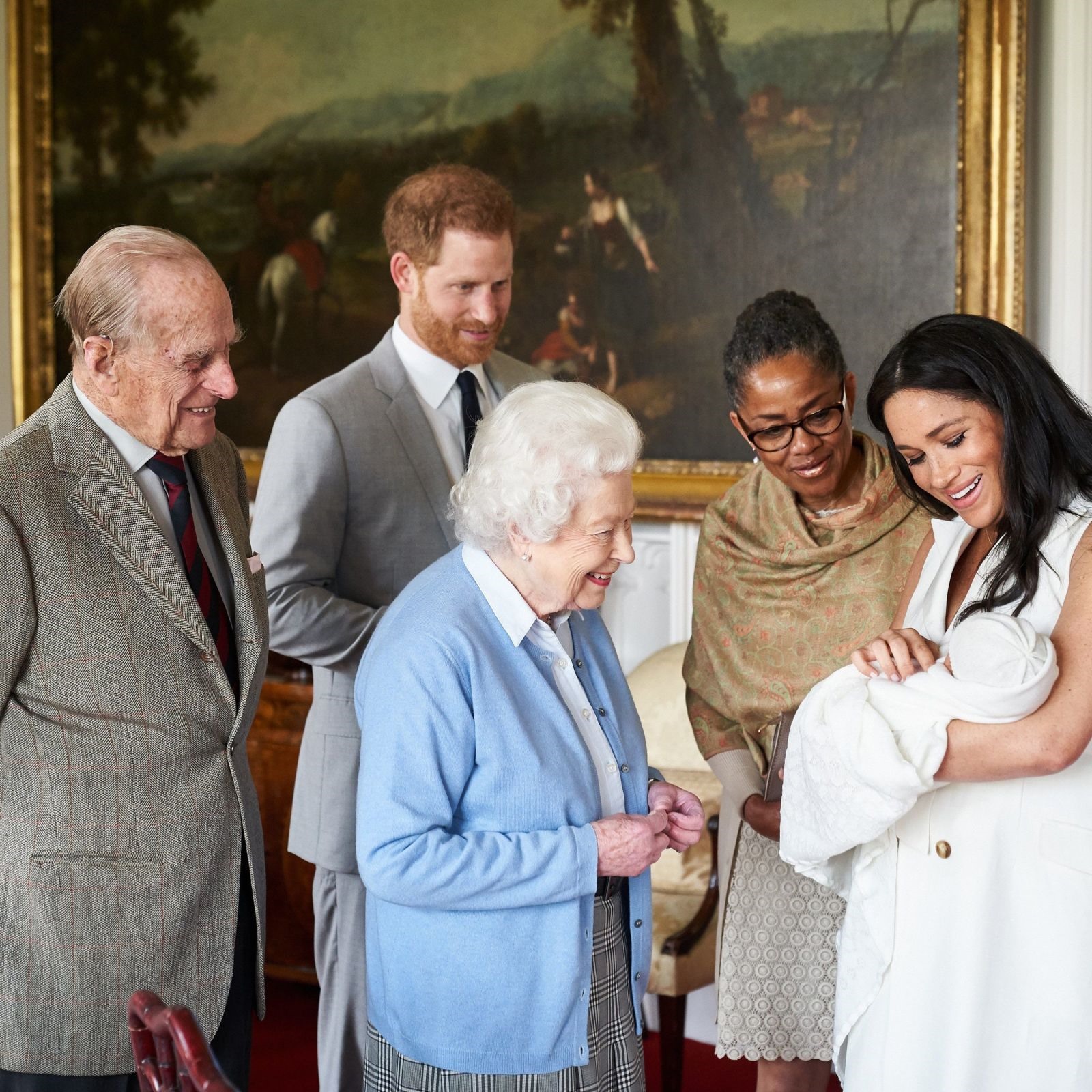 Nữ hoàng đón chắt mới của mình, Archie, vào tháng 5 năm 2019. Archie là con đầu lòng của Hoàng tử Harry và Meghan, Nữ công tước xứ Sussex. Ảnh: Getty