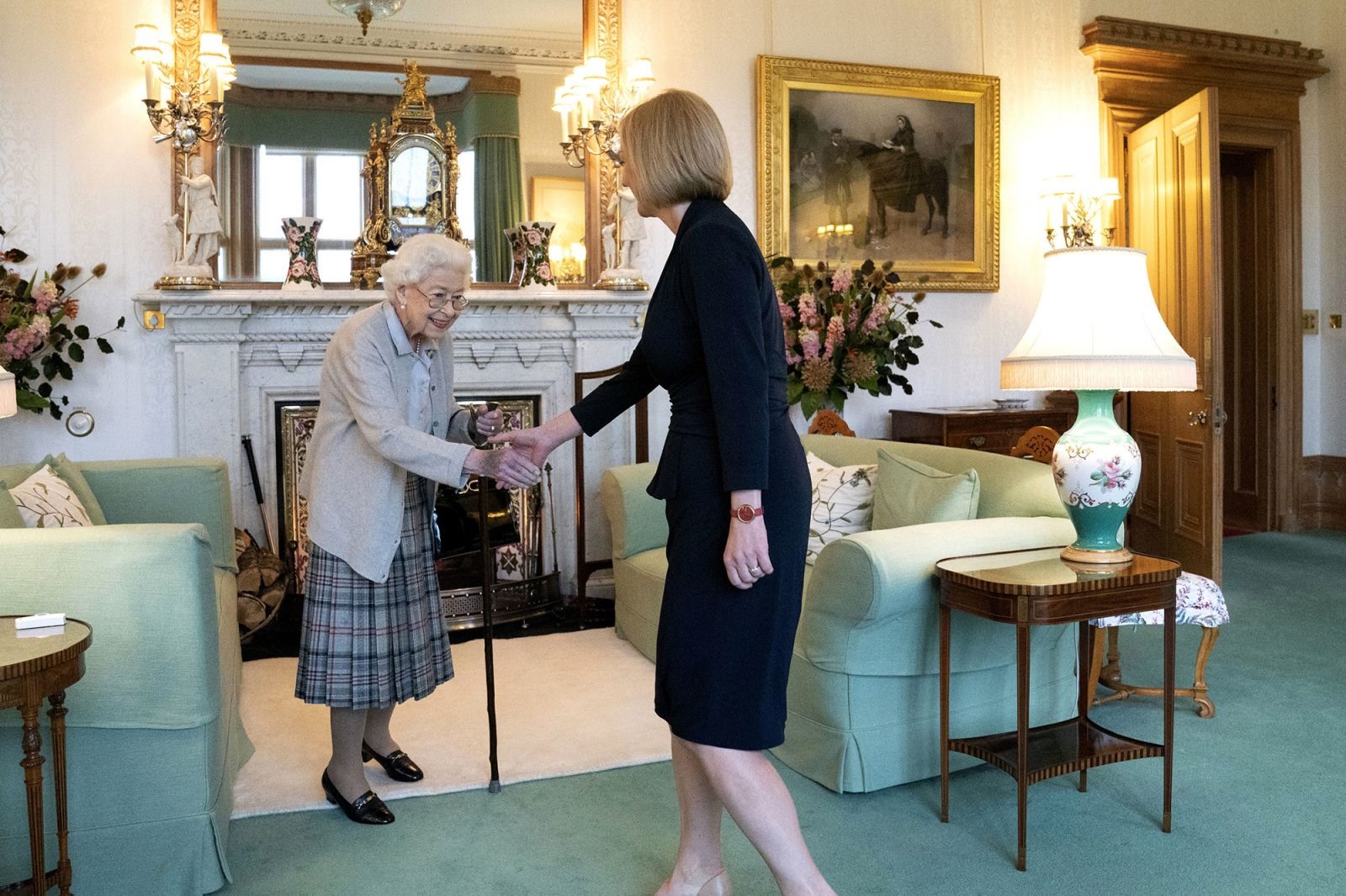 Nữ hoàng chào đón tân Thủ tướng Anh Liz Truss tại Lâu đài Balmoral ở Scotland, ngày 6.9.2022. Ảnh: AP
