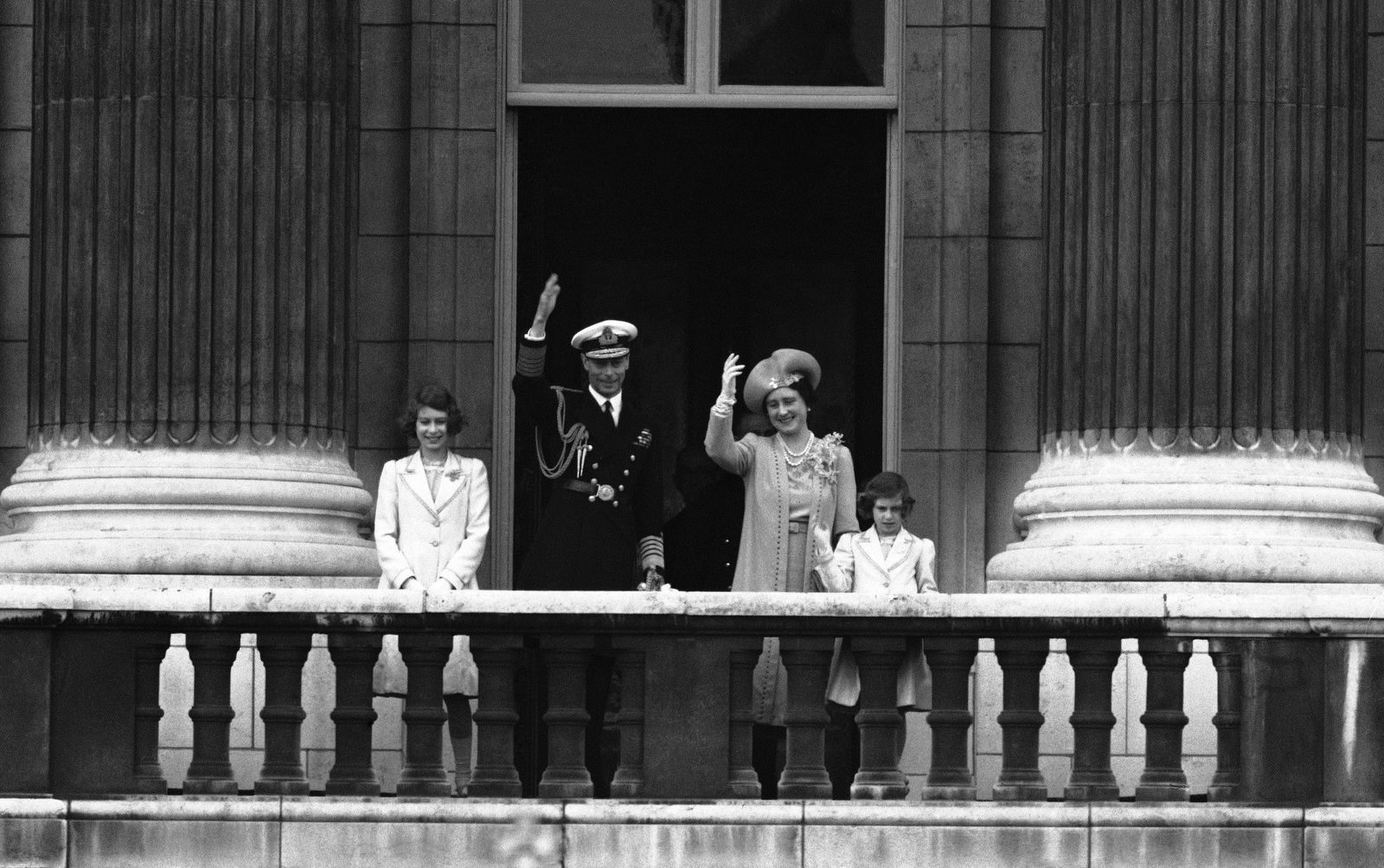 Từ trái qua: Công chúa Elizabeth, Vua George VI, Nữ hoàng Elizabeth và Công chúa Margaret vẫy chào đám đông từ ban công của Cung điện Buckingham vào ngày 22.6.1939. Ảnh: AP