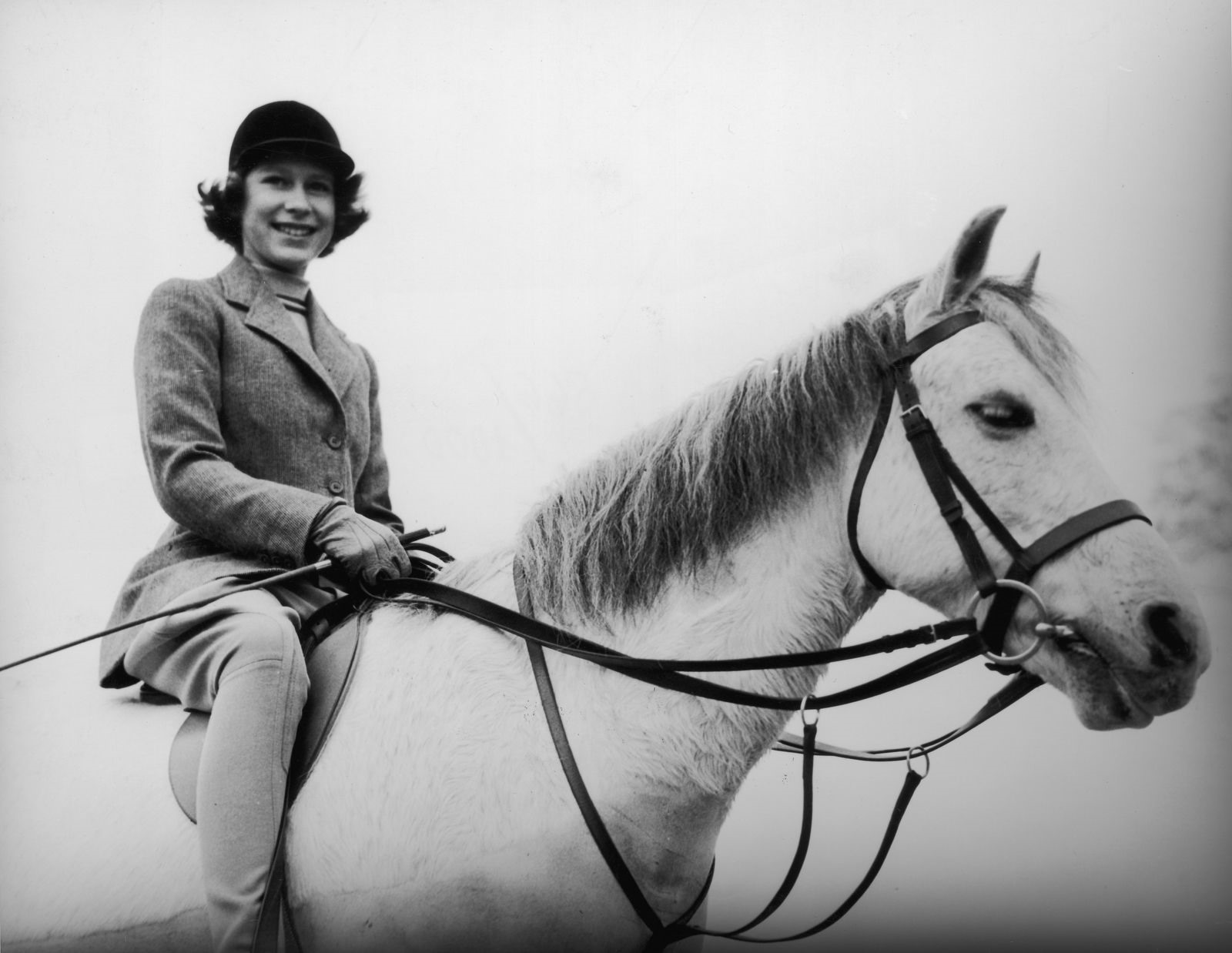 Elizabeth cưỡi ngựa ở Windsor, Anh, vào năm 1940. Bà là người rất yêu ngựa. Ảnh: Getty