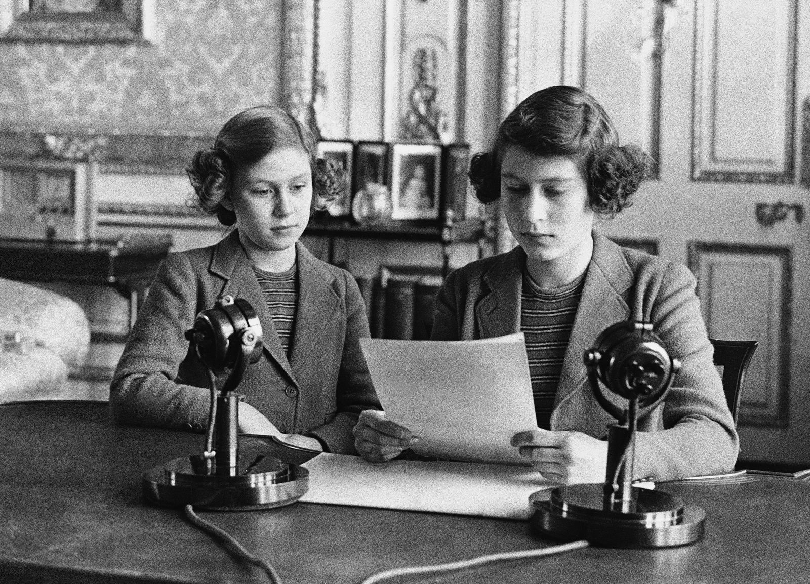Elizabeth (phải), 14 tuổi, ngồi cạnh chị gái trong buổi phát thanh vào ngày 13.10.1940. Trong buổi phát thanh, lần đầu tiên, Elizabeth nói rằng trẻ em nước Anh rất vui vẻ và dũng cảm. Ảnh: AP