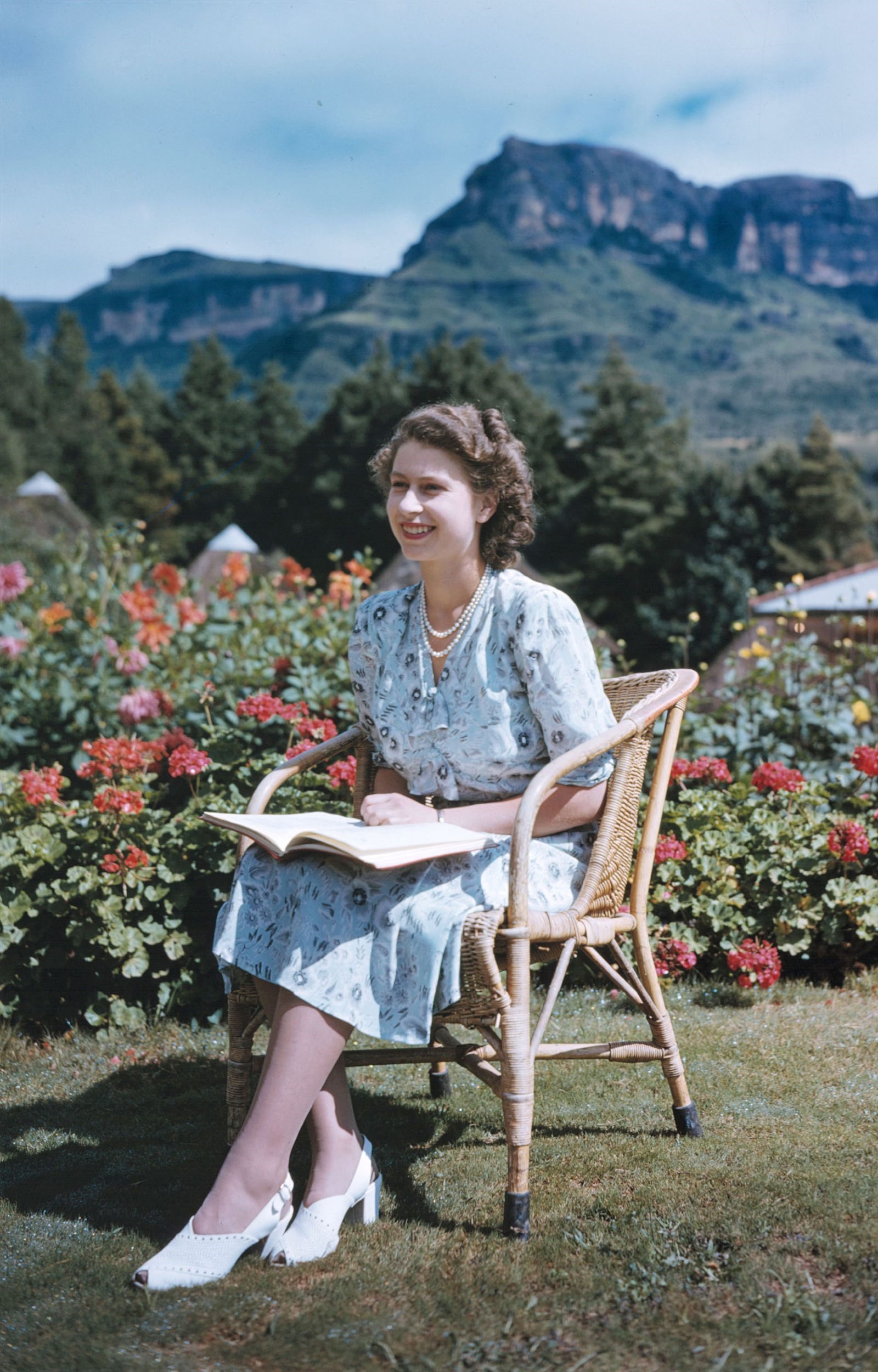 Công chúa Elizabeth ngồi trong Công viên Quốc gia Natal của Nam Phi vào ngày 21.4.1947 trong ngày sinh nhật lần thứ 21. Ảnh: AP