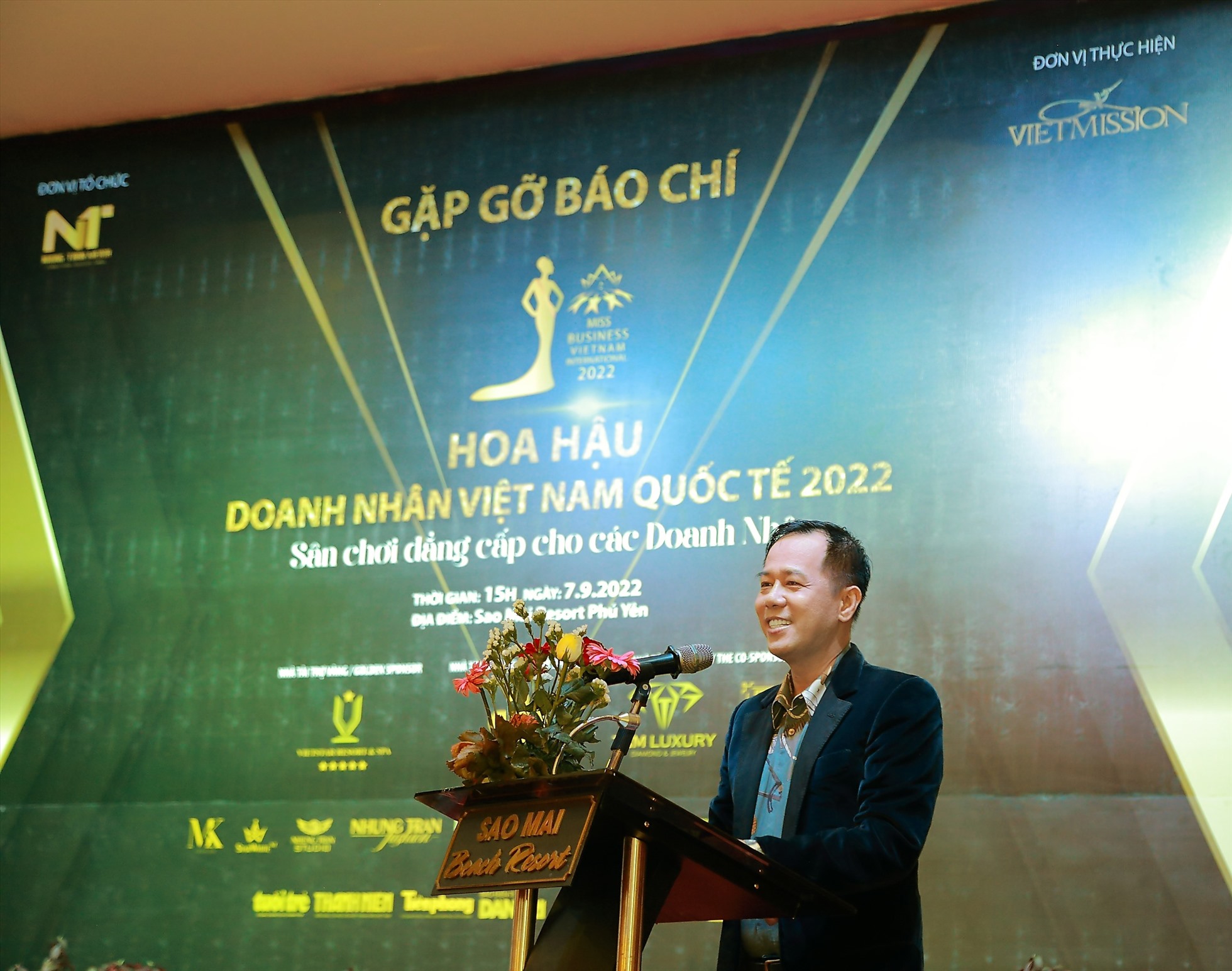 GS.TS Huỳnh Văn Sơn  - Chủ tịch hội đồng giám khảo cuộc thi. Ảnh: NSCC.