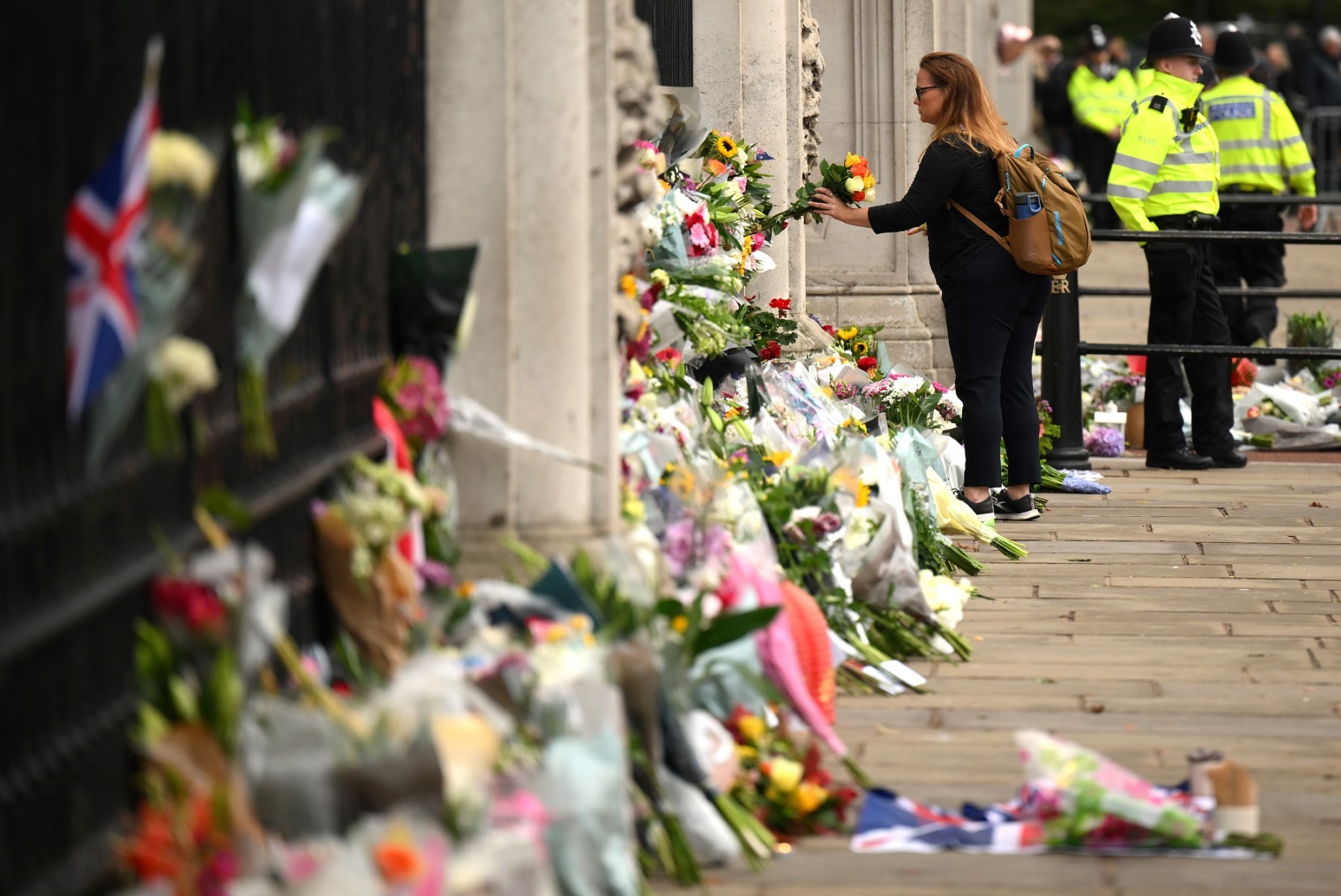 Hoa đặt bên ngoài Điện Buckingham ở London ngày 9.9, một ngày sau khi Nữ hoàng Elizabeth II qua đời ở tuổi 96. Ảnh: AFP
