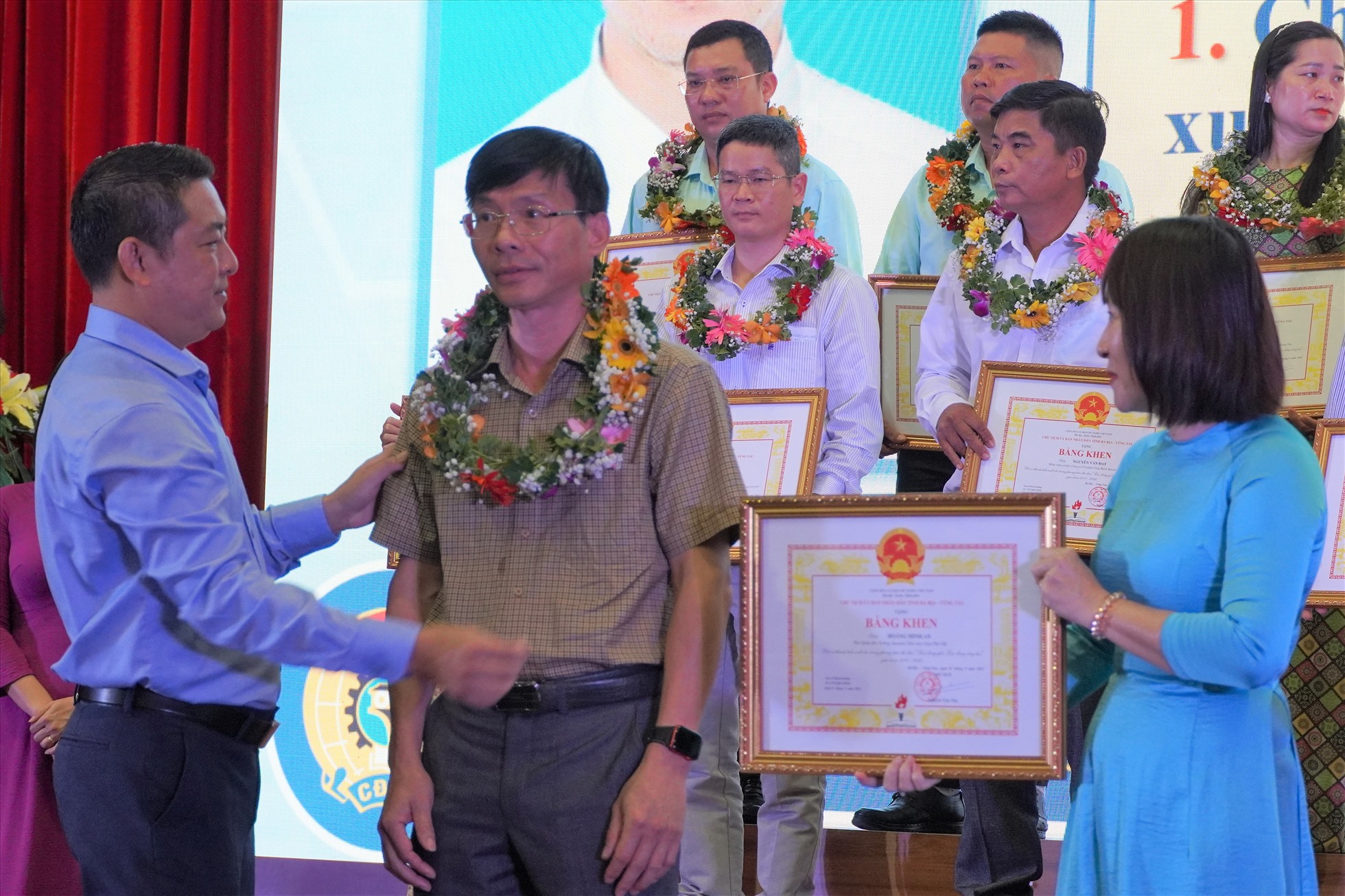 Ông Huỳnh Sơn Tuấn - Chủ tịch LĐLĐ tỉnh trao vòng hoa cho