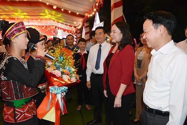 Các đại biểu đến tham dự đêm hội trăng rằm cùng học sinh Trường Phổ thông dân tộc nội trú trung học cơ sở huyện Văn Yên