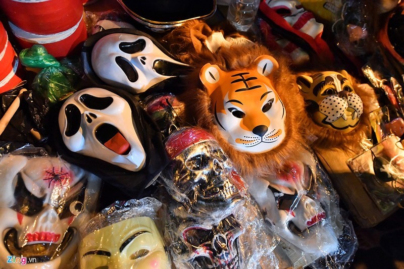 Nhiều chiếc mặt nạ có hình thù kì dị được bày bán ở nhiều con phố chuyên bán đồ chơi Trung thu. Ảnh: ST.