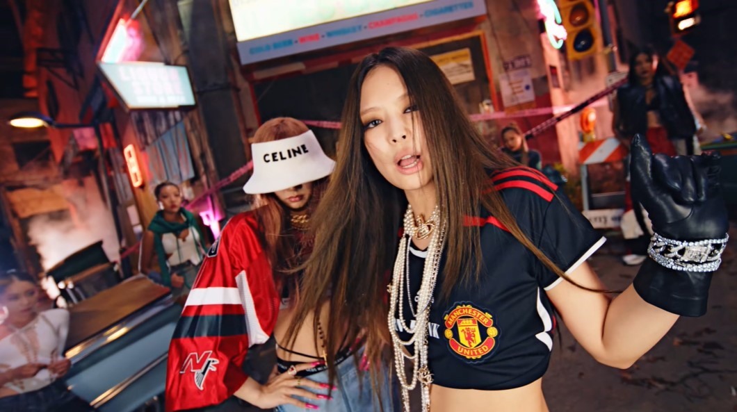 Jennie mặc áo man United trong MV Pink Venom. Ảnh: CMH