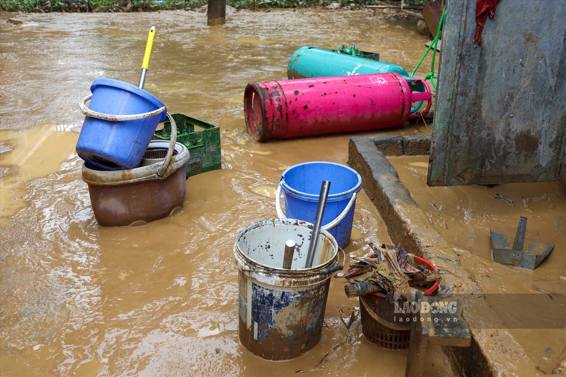 Tính đến 16 ngày 9.9, mưa lũ trên địa bản huyện Lương Sơn đã làm 2 người chết do bị lũ cuốn trôi. Hơn 700 người phải sơ tán, 148 người bị mắc kẹt dọc sông bùi đã được giải cứu, hơn 800 ngôi nhà, trụ sở, trường học bị nước ngập sâu trong nước và nhiều công trinh thủy lợi giao thông, công nghiệp bị thiệt hại… Ước tính tổng thiệt khoảng 85 tỉ đồng.