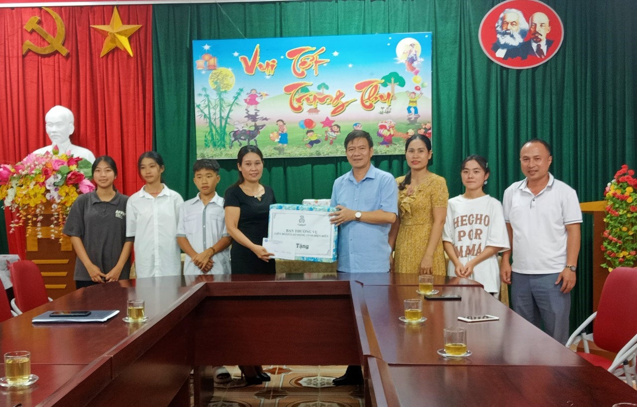 Ông Lê Thanh Hà - Chủ tịch LĐLĐ tỉnh Điện Biên thăm, tặng quà cho các cháu tại Làng trẻ em SOS và Trung tâm Bảo trợ xã hội tỉnh Điện Biên nhân dịp Tết Trung thu 2022.