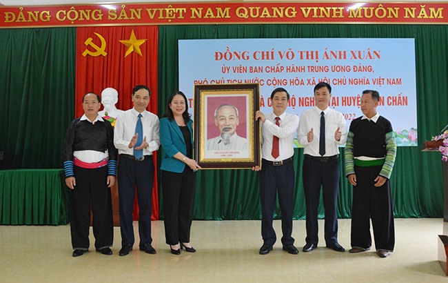 Phó Chủ tịch nước Võ Thị Ánh Xuân trao tặng Đảng bộ, chính quyền huyện Văn Chấn bức tranh chân dung Chủ tịch Hồ Chí Minh bằng chất liệu đá quý.