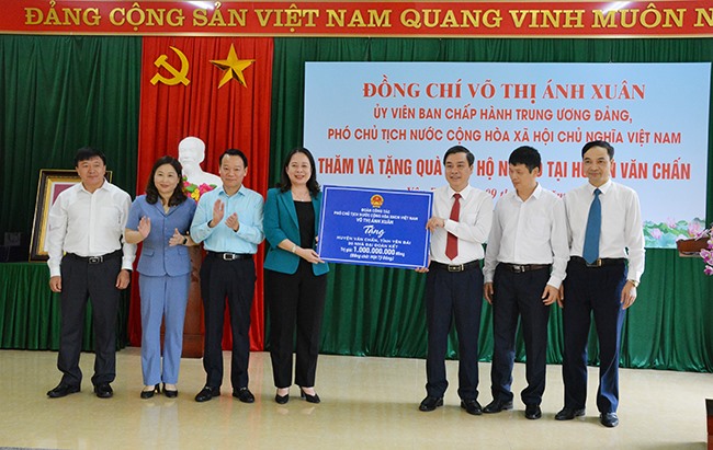 Phó Chủ tịch nước Võ Thị Ánh Xuân trao biển tặng 20 nhà tình nghĩa cho huyện Văn Chấn với tổng kinh phí trị giá 1 tỉ đồng.