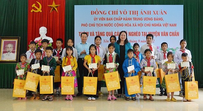Đồng chí Phó Chủ tịch nước Võ Thị Ánh Xuân tặng 20 suất quà cho học sinh tiêu biểu của huyện Văn Chấn.