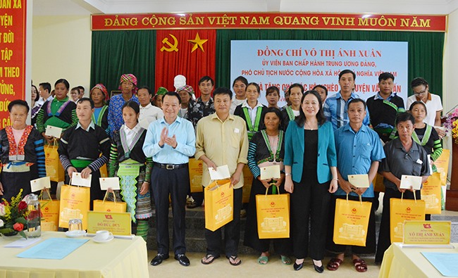 Phó Chủ tịch nước Cộng hoà XHCN Việt Nam Võ Thị Ánh Xuân cùng Bí thư Tỉnh ủy Yên Bái Đỗ Đức Duy tặng quà cho các hộ nghèo của xã Suối Bu, huyện Văn Chấn.