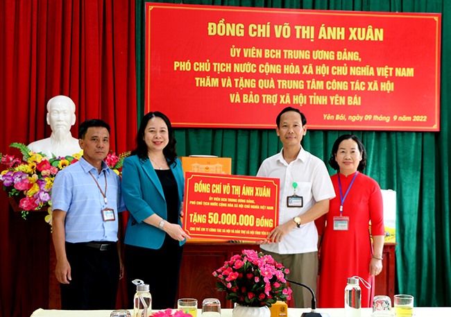 Phó Chủ tịch nước Võ Thị Ánh Xuân tặng 50 triệu đồng và quà Trung thu cho Trung tâm Công tác xã hội và Bảo trợ xã hội tỉnh Yên Bái.